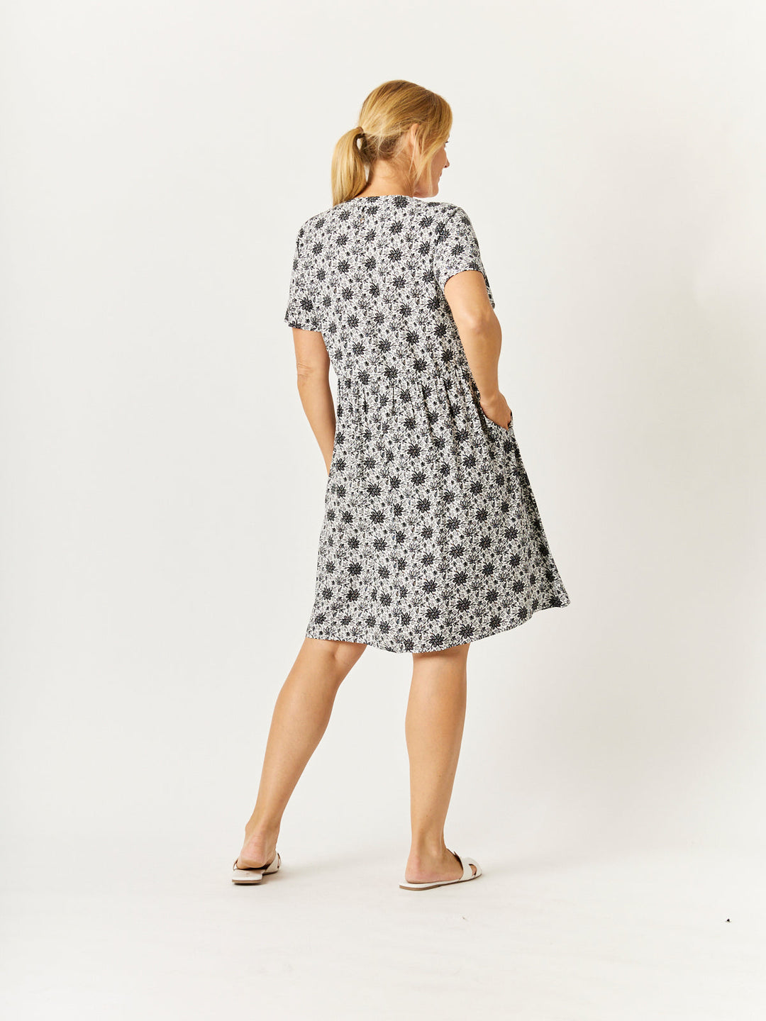 Vee Flutter Sunshine Dress - White/Black - 32768
